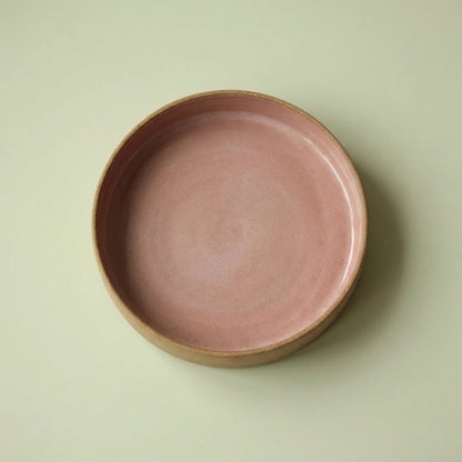 Travessa Redonda Borda Reta em cerâmica artesanal — tamanho 26CM x 6CM, argila Cappuccino, esmalte Rosa Barbie