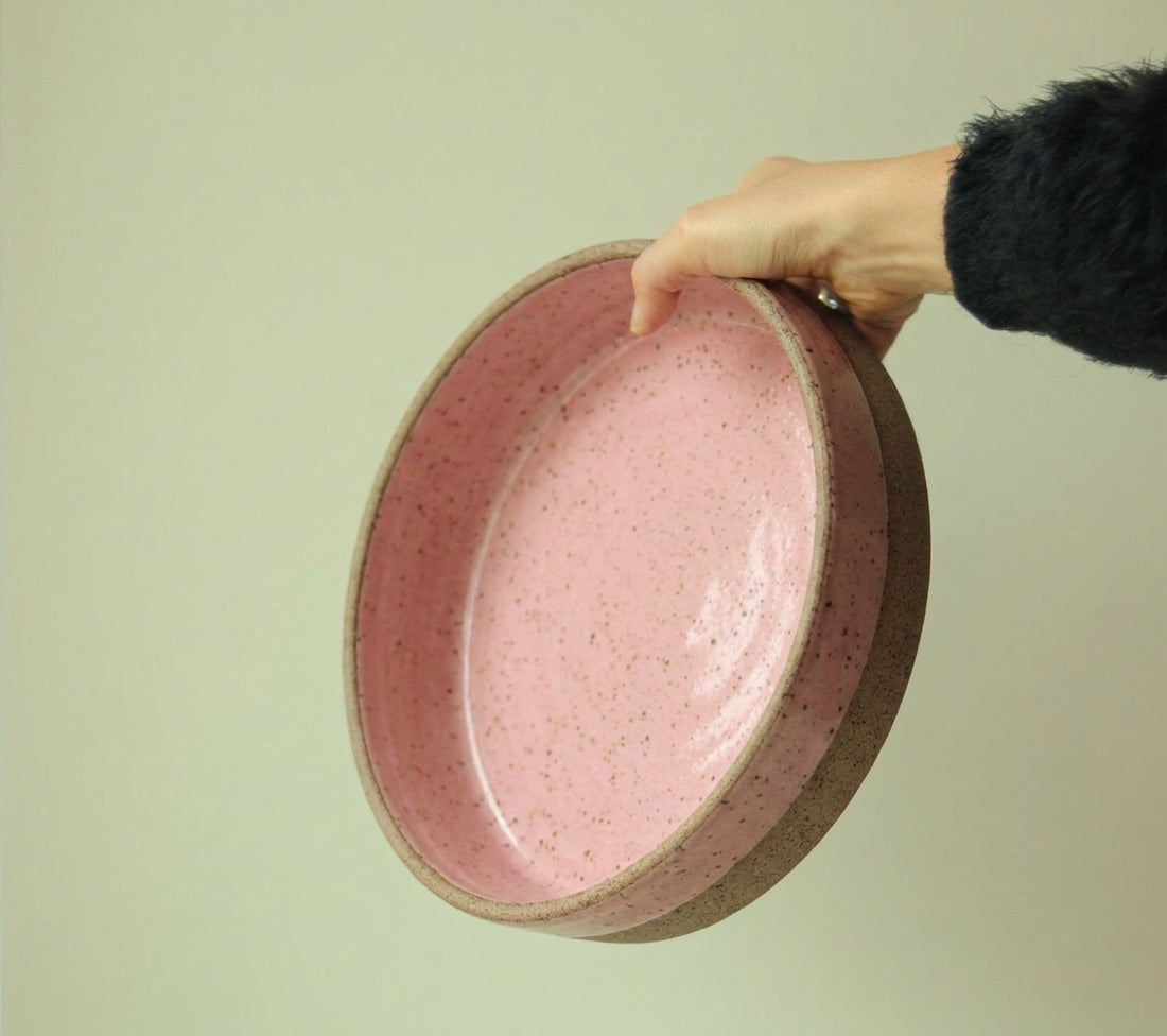 Travessa Redonda Borda Reta em cerâmica artesanal — tamanho 26CM x 6CM, argila Flocos, esmalte Rosa Barbie