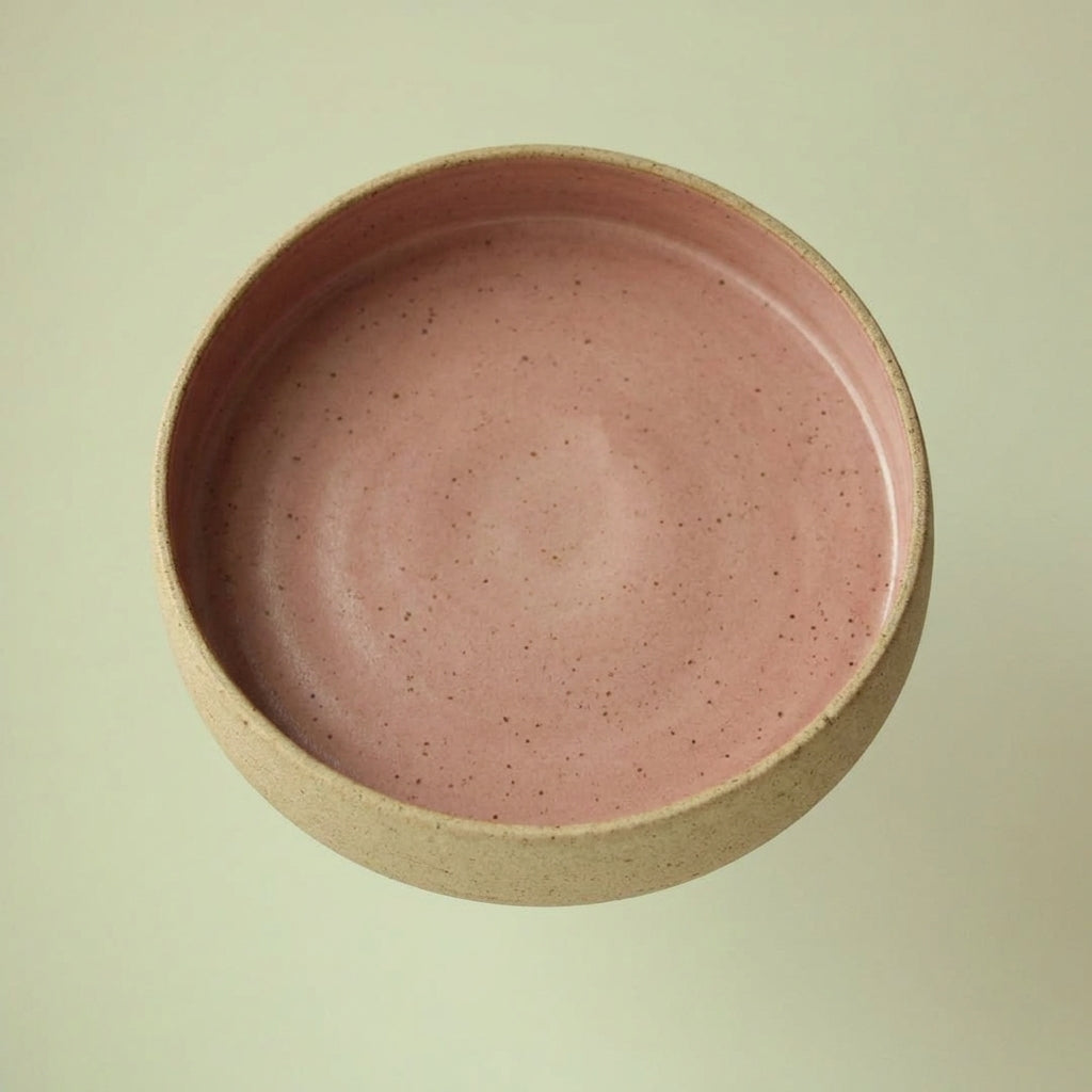 Travessa Redonda Borda Reta em cerâmica artesanal — tamanho 26CM x 6CM, argila Flocos, esmalte Rosa Barbie