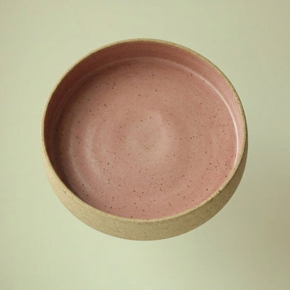 Travessa Redonda Borda Reta em cerâmica artesanal — tamanho 26CM x 6CM, argila Flocos, esmalte Rosa Barbie
