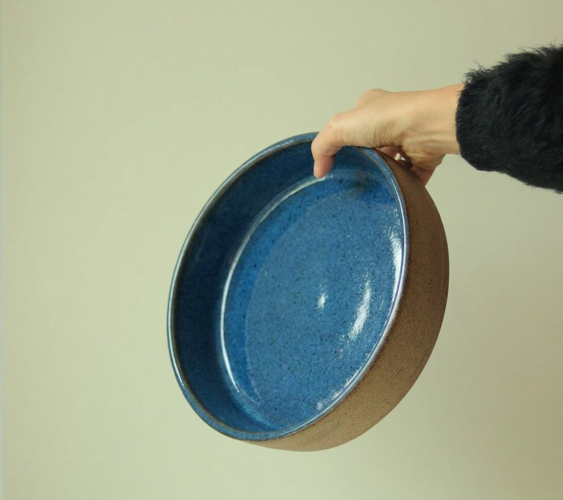 Travessa Redonda Borda Reta em cerâmica artesanal — tamanho 30CM x 6CM, argila Cappuccino, esmalte Azul Safira