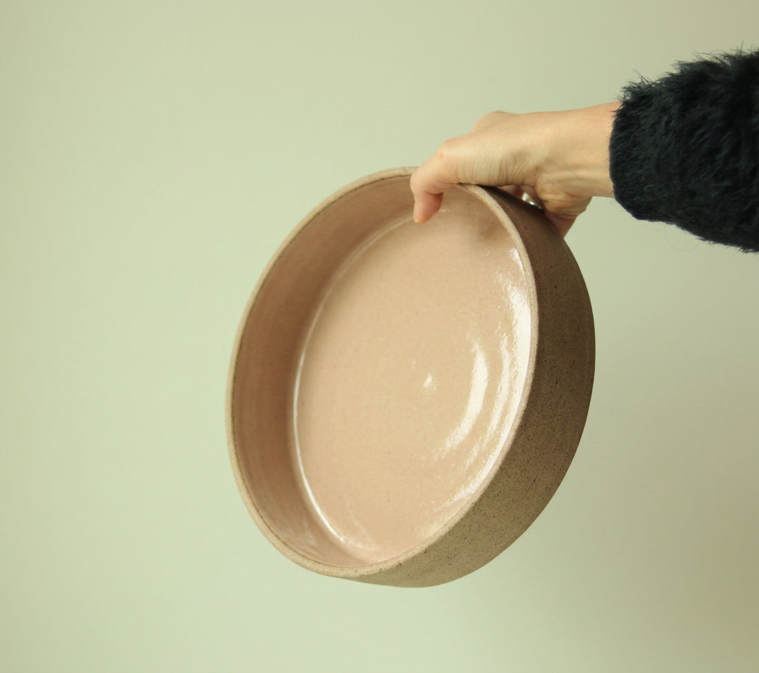 Travessa Redonda Borda Reta em cerâmica artesanal — tamanho 30CM x 6CM, argila Cappuccino, esmalte Nude