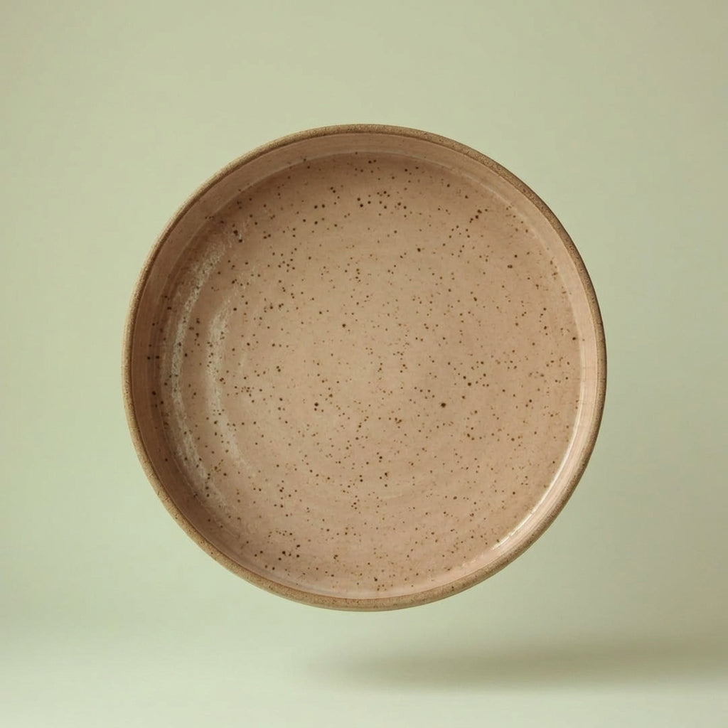 Travessa Redonda Borda Reta em cerâmica artesanal — tamanho 30CM x 6CM, argila Flocos, esmalte Nude