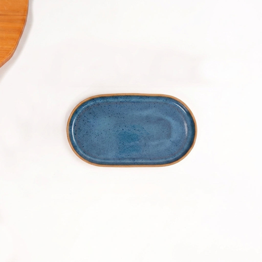 Travessa Retangular com Laterais Arredondados em cerâmica artesanal — tamanho 19CM x 10CM, argila Cappuccino, esmalte Azul Safira