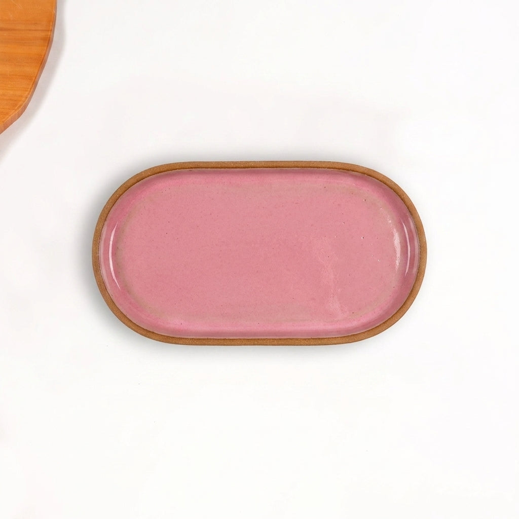 Travessa Retangular com Laterais Arredondados em cerâmica artesanal — tamanho 19CM x 10CM, argila Cappuccino, esmalte Rosa Barbie