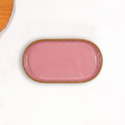 Travessa Retangular com Laterais Arredondados em cerâmica artesanal — tamanho 19CM x 10CM, argila Cappuccino, esmalte Rosa Barbie