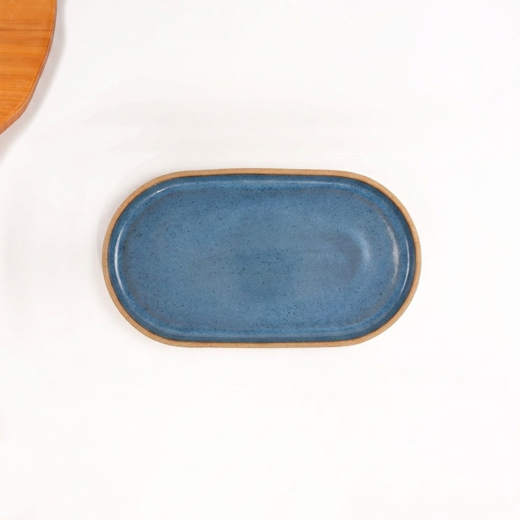 Travessa Retangular com Laterais Arredondados em cerâmica artesanal — tamanho 24CM x 13CM, argila Cappuccino, esmalte Azul Safira