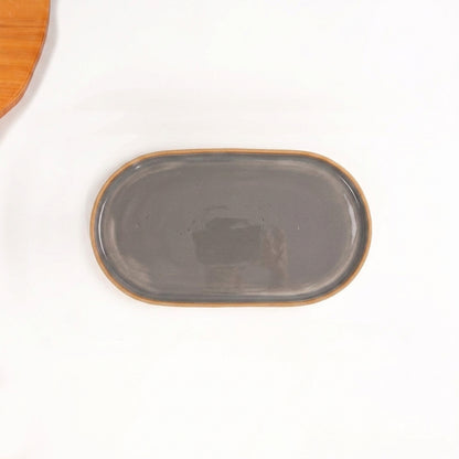 Travessa Retangular com Laterais Arredondados em cerâmica artesanal — tamanho 24CM x 13CM, argila Cappuccino, esmalte Grafite