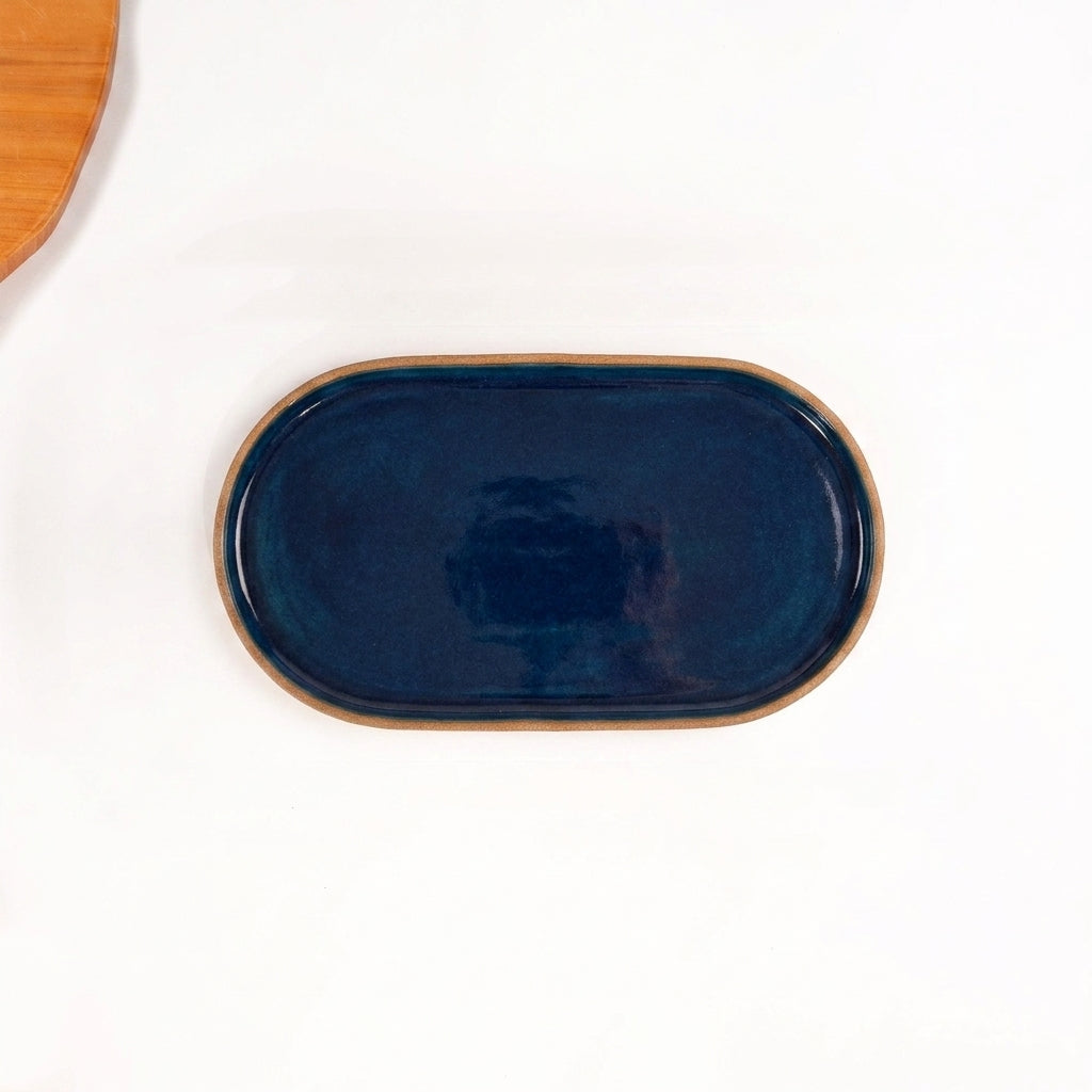 Travessa Retangular com Laterais Arredondados em cerâmica artesanal — tamanho 24CM x 13CM, argila Cappuccino, esmalte Lazuli