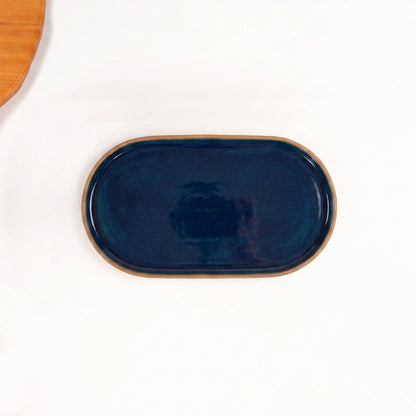 Travessa Retangular com Laterais Arredondados em cerâmica artesanal — tamanho 24CM x 13CM, argila Cappuccino, esmalte Lazuli