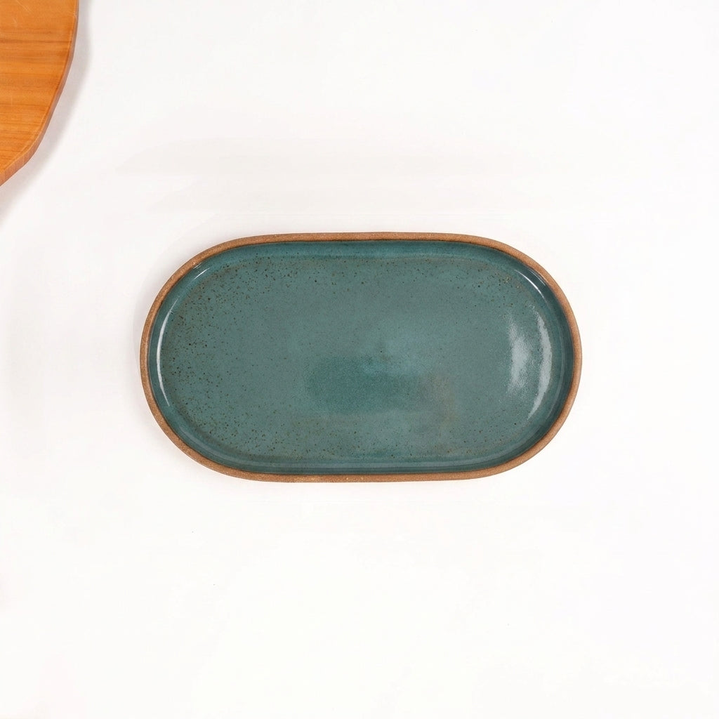 Travessa Retangular com Laterais Arredondados em cerâmica artesanal — tamanho 24CM x 13CM, argila Cappuccino, esmalte Verde Exército