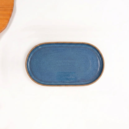 Travessa Retangular com Laterais Arredondados em cerâmica artesanal — tamanho 24CM x 13CM, argila Flocos, esmalte Azul Safira