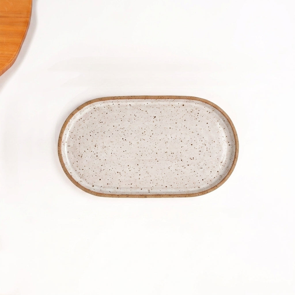 Travessa Retangular com Laterais Arredondados em cerâmica artesanal — tamanho 24CM x 13CM, argila Flocos, esmalte Branco AMME