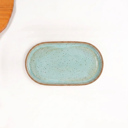 Travessa Retangular com Laterais Arredondados em cerâmica artesanal — tamanho 24CM x 13CM, argila Flocos, esmalte Jujuba