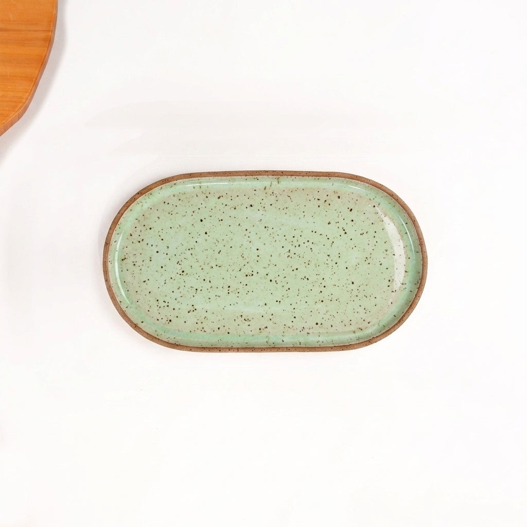 Travessa Retangular com Laterais Arredondados em cerâmica artesanal — tamanho 24CM x 13CM, argila Flocos, esmalte Verde Menta