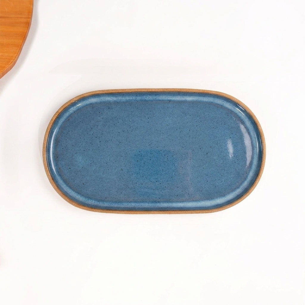 Travessa Retangular com Laterais Arredondados em cerâmica artesanal — tamanho 32CM x 17CM, argila Cappuccino, esmalte Azul Safira