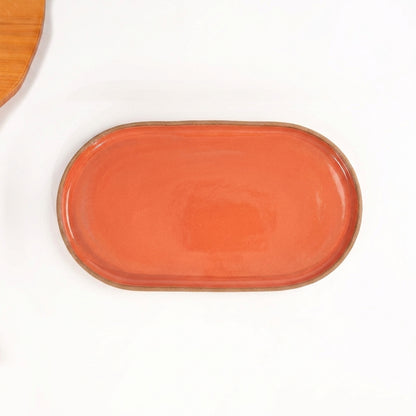 Travessa Retangular com Laterais Arredondados em cerâmica artesanal — tamanho 32CM x 17CM, argila Cappuccino, esmalte Laranja Intenso
