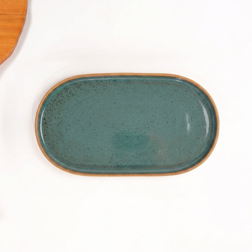 Travessa Retangular com Laterais Arredondados em cerâmica artesanal — tamanho 32CM x 17CM, argila Cappuccino, esmalte Verde Exército