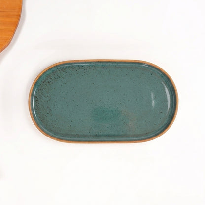 Travessa Retangular com Laterais Arredondados em cerâmica artesanal — tamanho 32CM x 17CM, argila Cappuccino, esmalte Verde Exército
