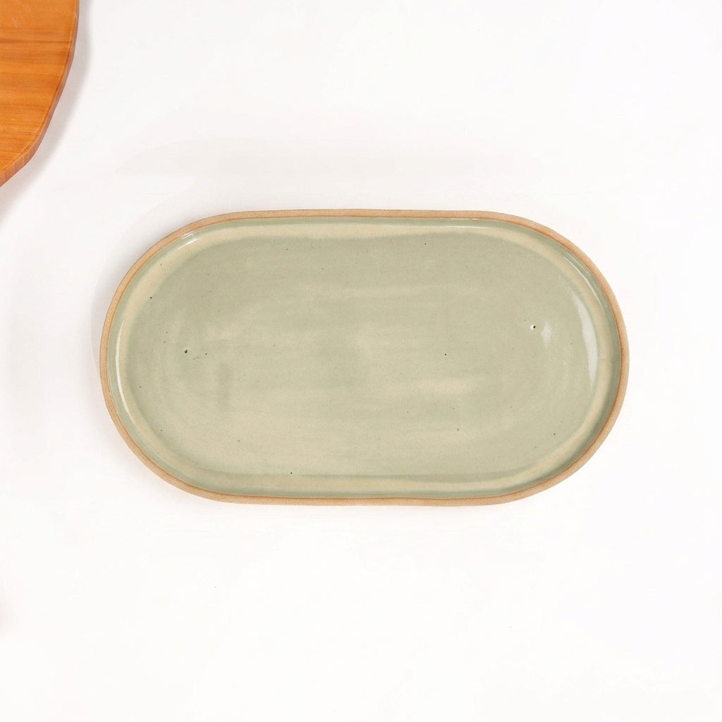 Travessa Retangular com Laterais Arredondados em cerâmica artesanal — tamanho 32CM x 17CM, argila Cappuccino, esmalte Verde Pompeia