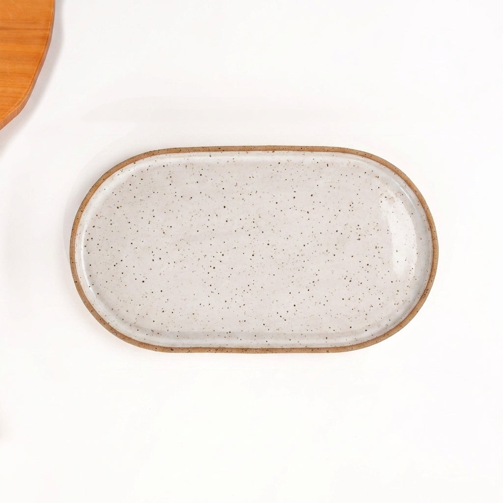 Travessa Retangular com Laterais Arredondados em cerâmica artesanal — tamanho 32CM x 17CM, argila Flocos, esmalte Branco AMME