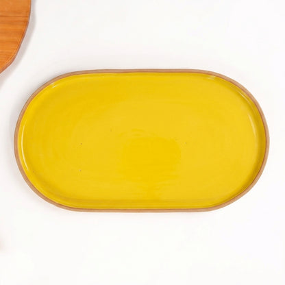 Travessa Retangular com Laterais Arredondados em cerâmica artesanal — tamanho 37CM x 21CM, argila Cappuccino, esmalte Amarelo Intenso