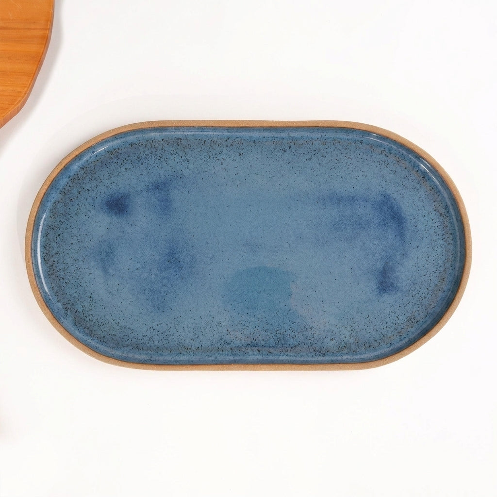 Travessa Retangular com Laterais Arredondados em cerâmica artesanal — tamanho 37CM x 21CM, argila Cappuccino, esmalte Azul Safira