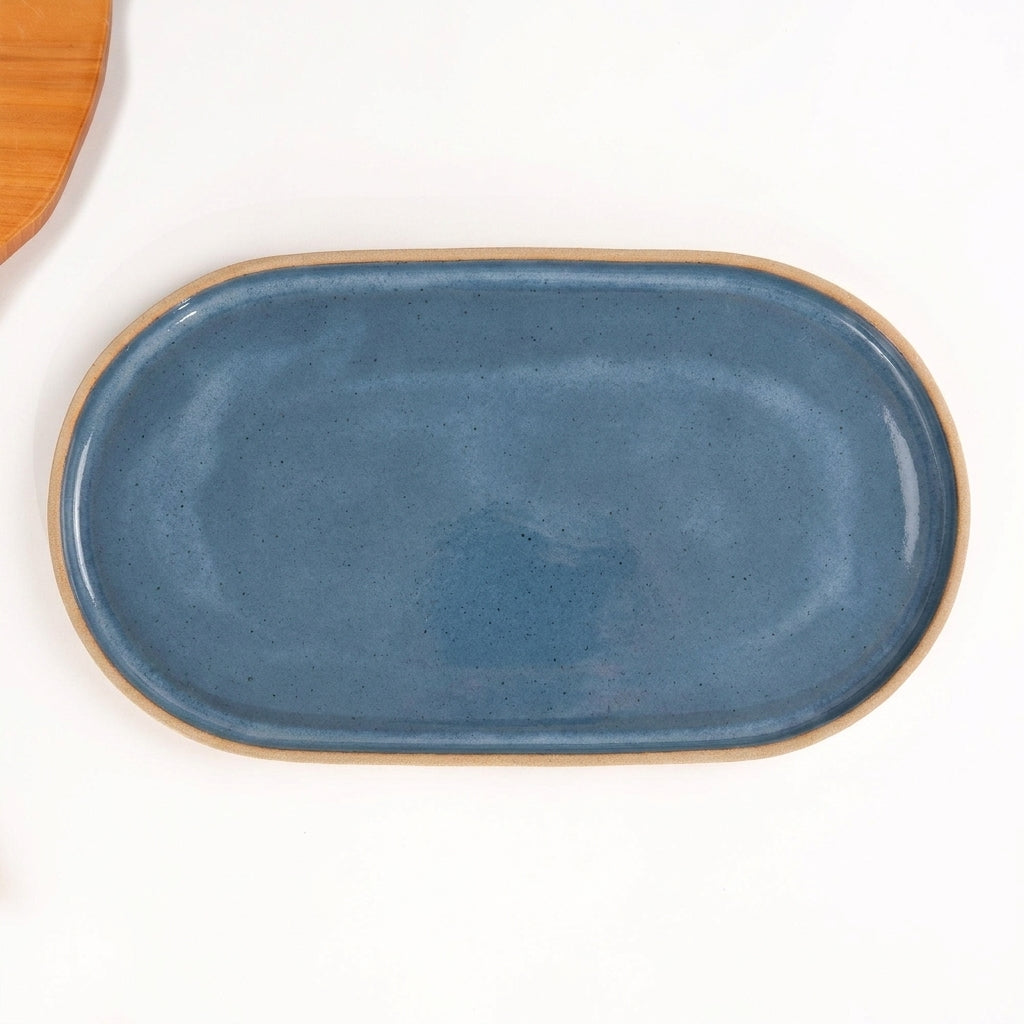 Travessa Retangular com Laterais Arredondados em cerâmica artesanal — tamanho 37CM x 21CM, argila Cappuccino, esmalte Azul Safira