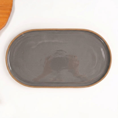 Travessa Retangular com Laterais Arredondados em cerâmica artesanal — tamanho 37CM x 21CM, argila Cappuccino, esmalte Grafite