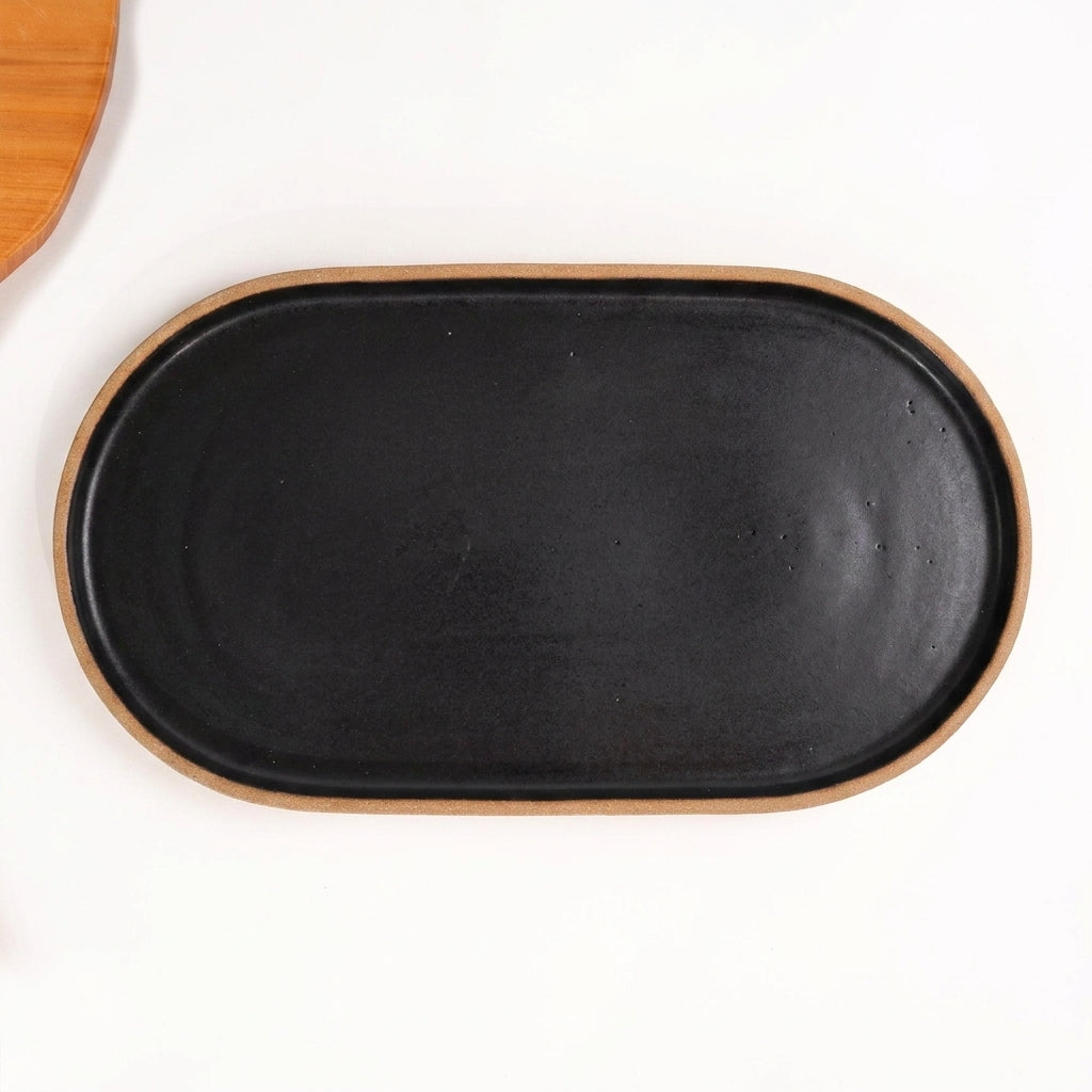 Travessa Retangular com Laterais Arredondados em cerâmica artesanal — tamanho 37CM x 21CM, argila Cappuccino, esmalte Preto Acetinado