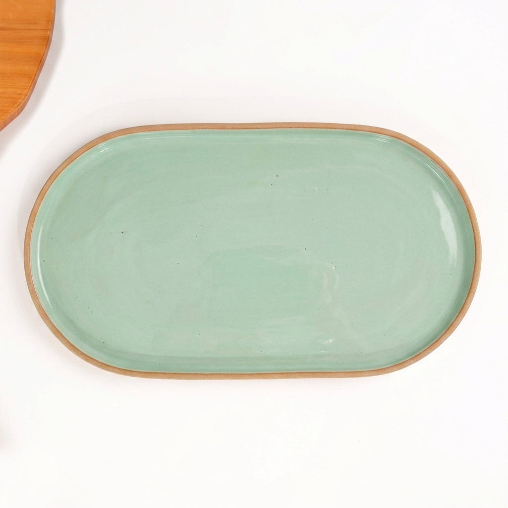 Travessa Retangular com Laterais Arredondados em cerâmica artesanal — tamanho 37CM x 21CM, argila Cappuccino, esmalte Verde Menta