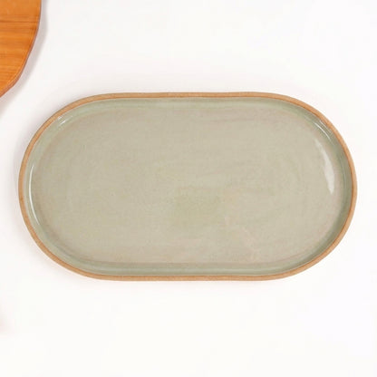 Travessa Retangular com Laterais Arredondados em cerâmica artesanal — tamanho 37CM x 21CM, argila Cappuccino, esmalte Verde Pompeia