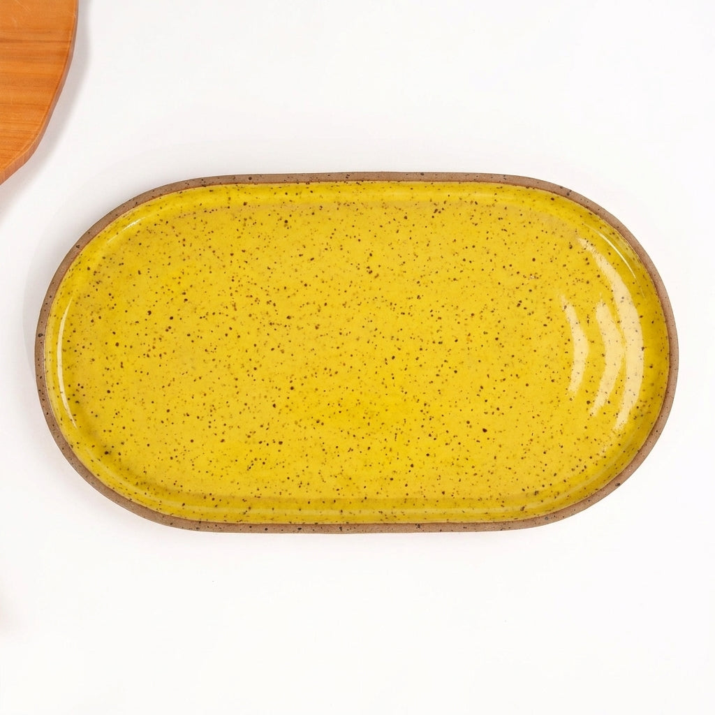 Travessa Retangular com Laterais Arredondados em cerâmica artesanal — tamanho 37CM x 21CM, argila Flocos, esmalte Amarelo Intenso