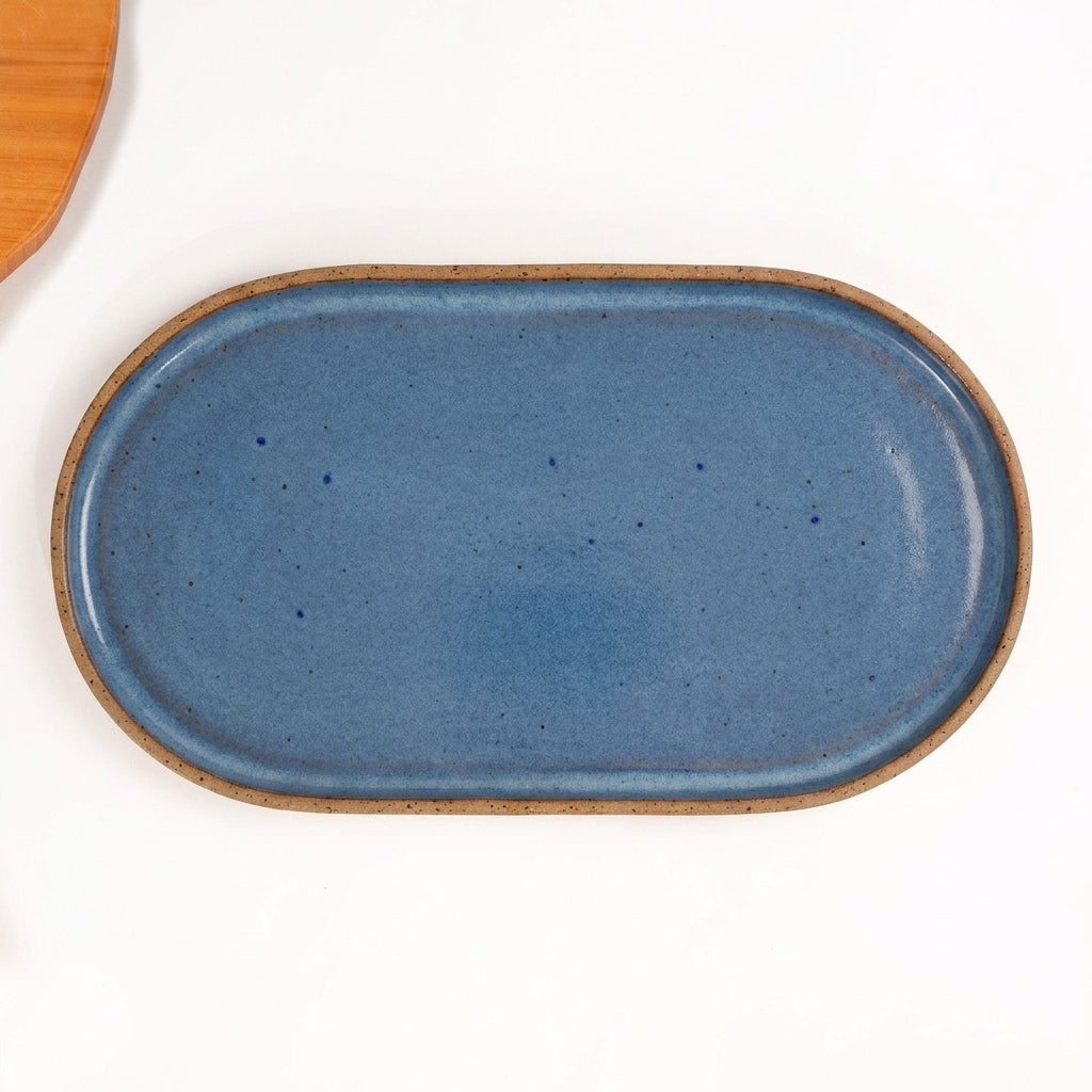 Travessa Retangular com Laterais Arredondados em cerâmica artesanal — tamanho 37CM x 21CM, argila Flocos, esmalte Azul Safira