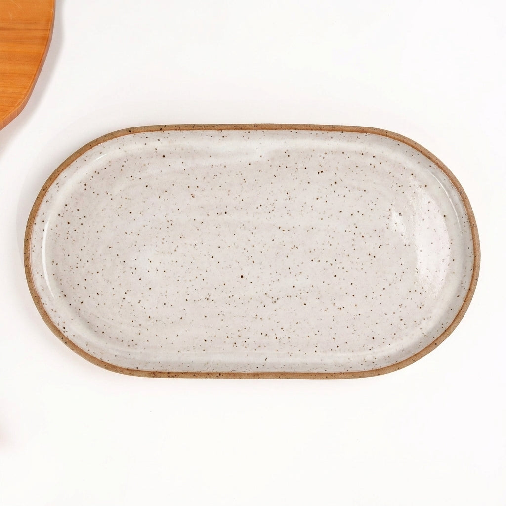 Travessa Retangular com Laterais Arredondados em cerâmica artesanal — tamanho 37CM x 21CM, argila Flocos, esmalte Branco AMME
