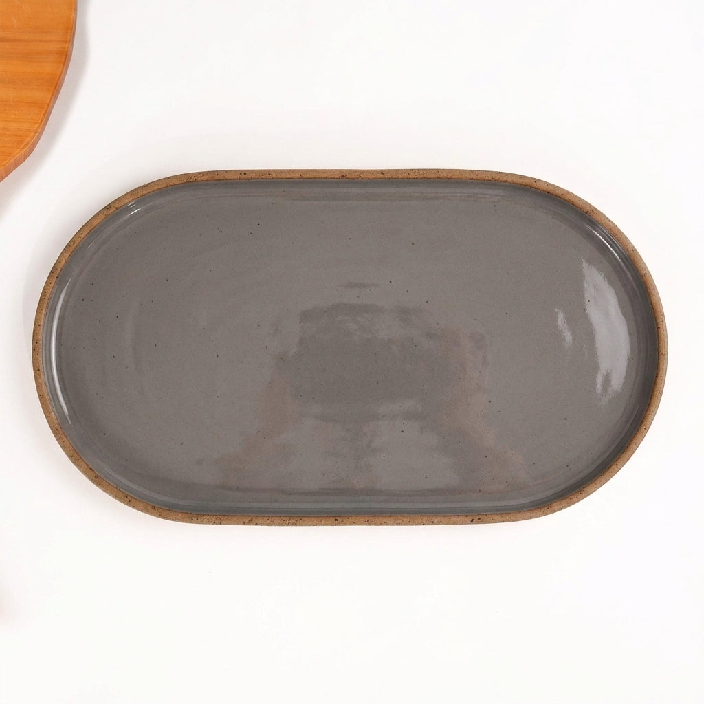 Travessa Retangular com Laterais Arredondados em cerâmica artesanal — tamanho 37CM x 21CM, argila Flocos, esmalte Grafite