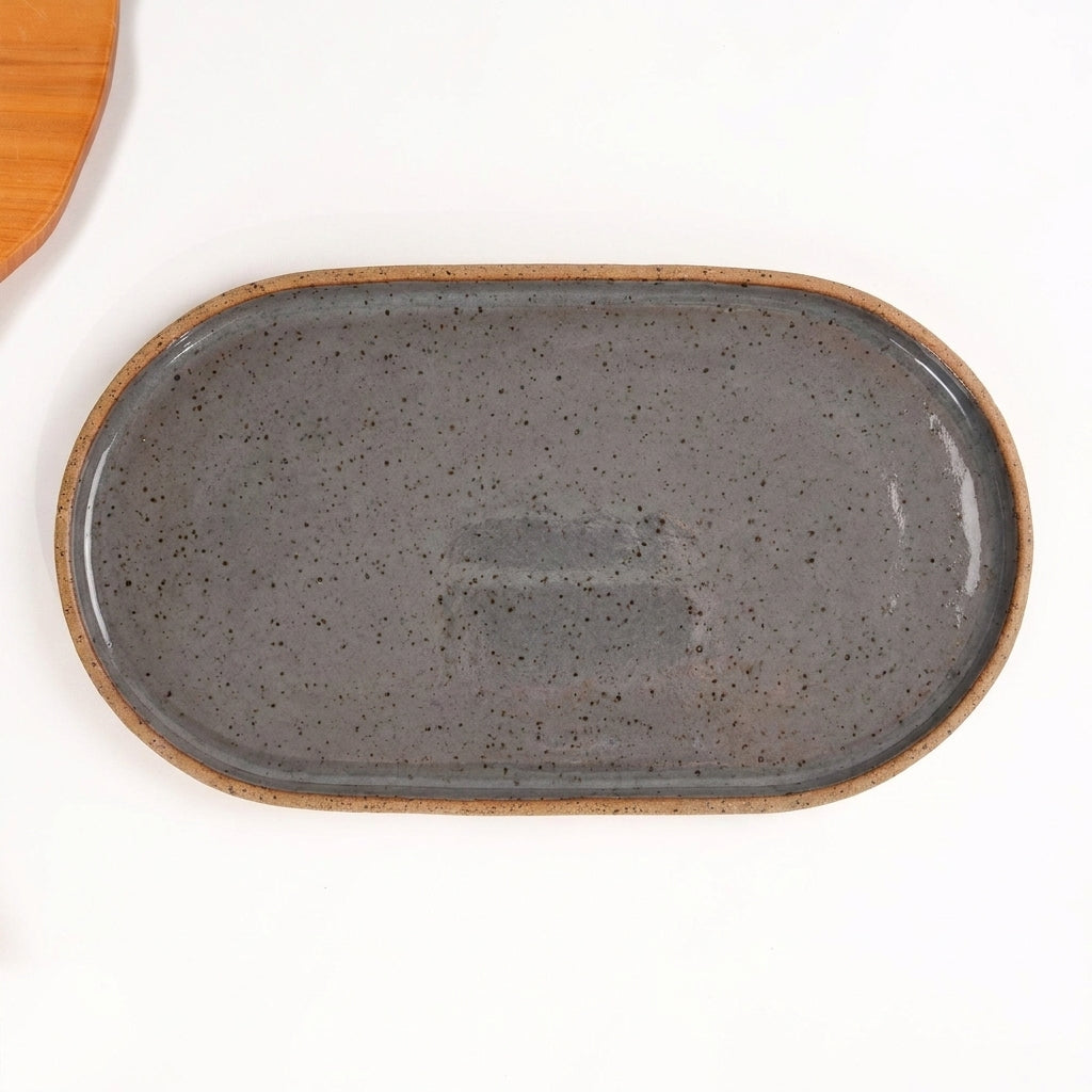Travessa Retangular com Laterais Arredondados em cerâmica artesanal — tamanho 37CM x 21CM, argila Flocos, esmalte Grafite