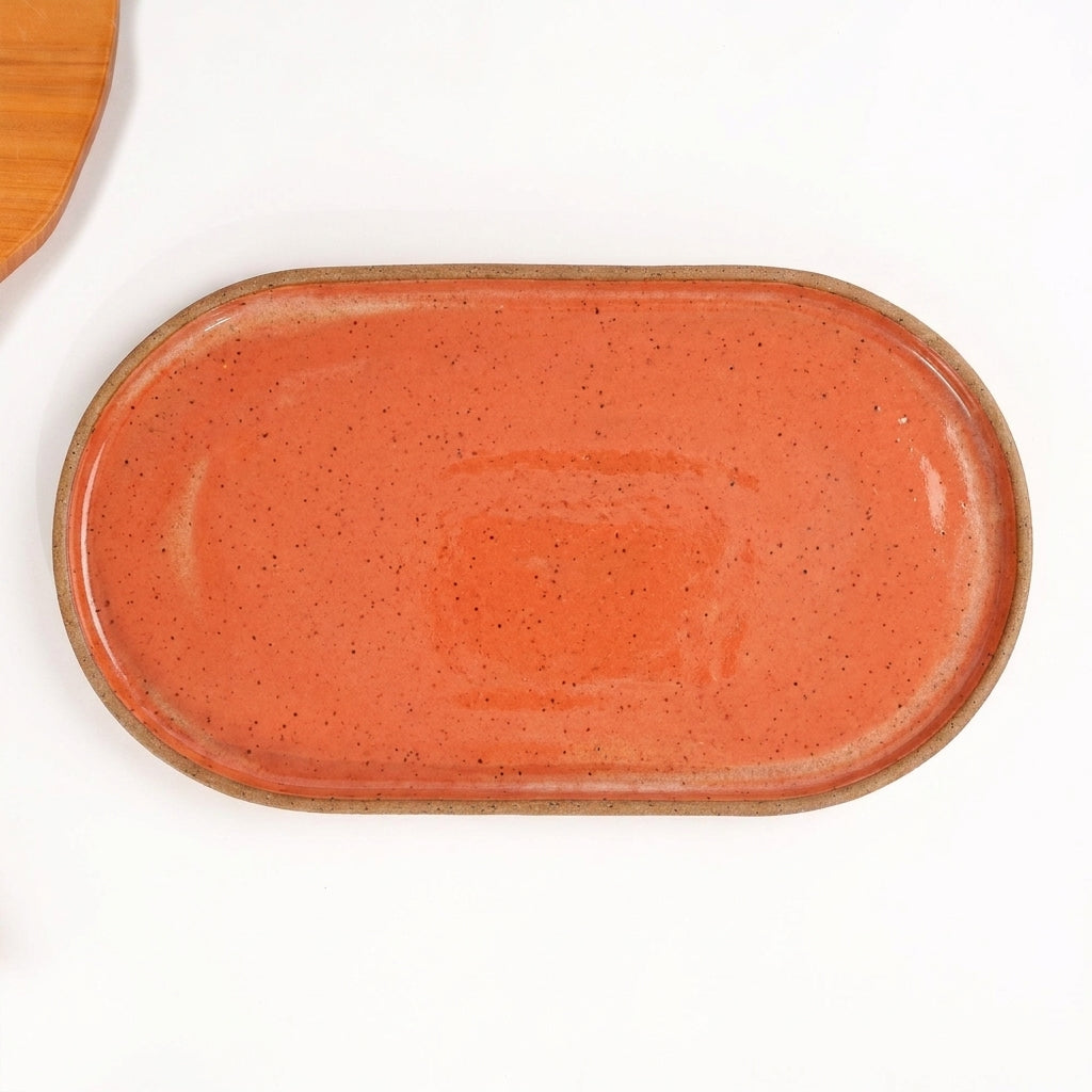 Travessa Retangular com Laterais Arredondados em cerâmica artesanal — tamanho 37CM x 21CM, argila Flocos, esmalte Laranja Intenso