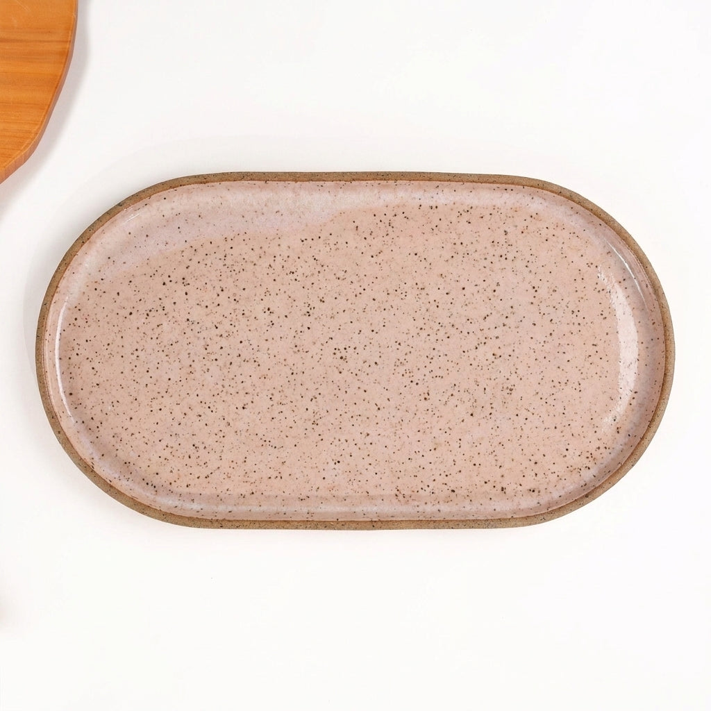 Travessa Retangular com Laterais Arredondados em cerâmica artesanal — tamanho 37CM x 21CM, argila Flocos, esmalte Nude