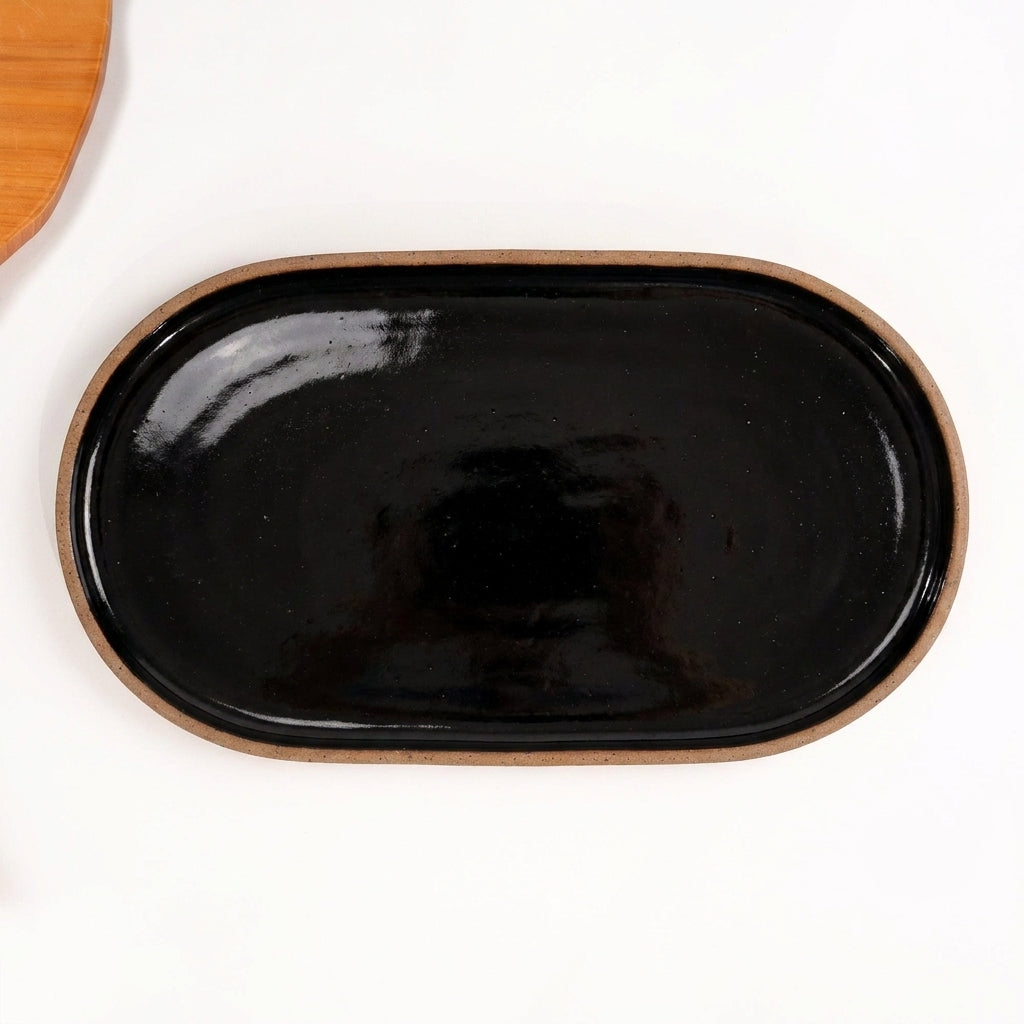 Travessa Retangular com Laterais Arredondados em cerâmica artesanal — tamanho 37CM x 21CM, argila Flocos, esmalte Preto Ébano