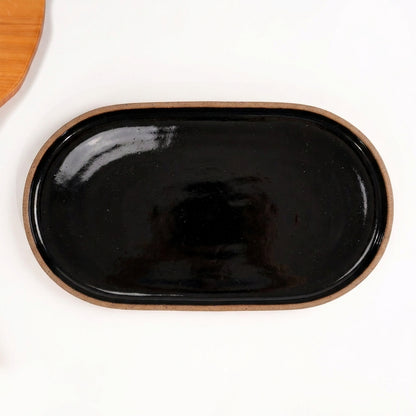 Travessa Retangular com Laterais Arredondados em cerâmica artesanal — tamanho 37CM x 21CM, argila Flocos, esmalte Preto Ébano