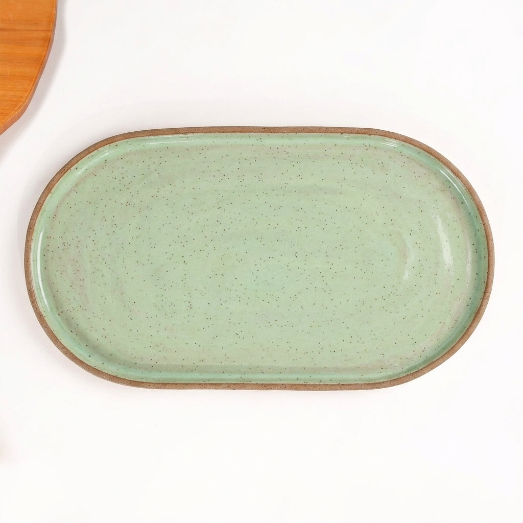 Travessa Retangular com Laterais Arredondados em cerâmica artesanal — tamanho 37CM x 21CM, argila Flocos, esmalte Verde Menta