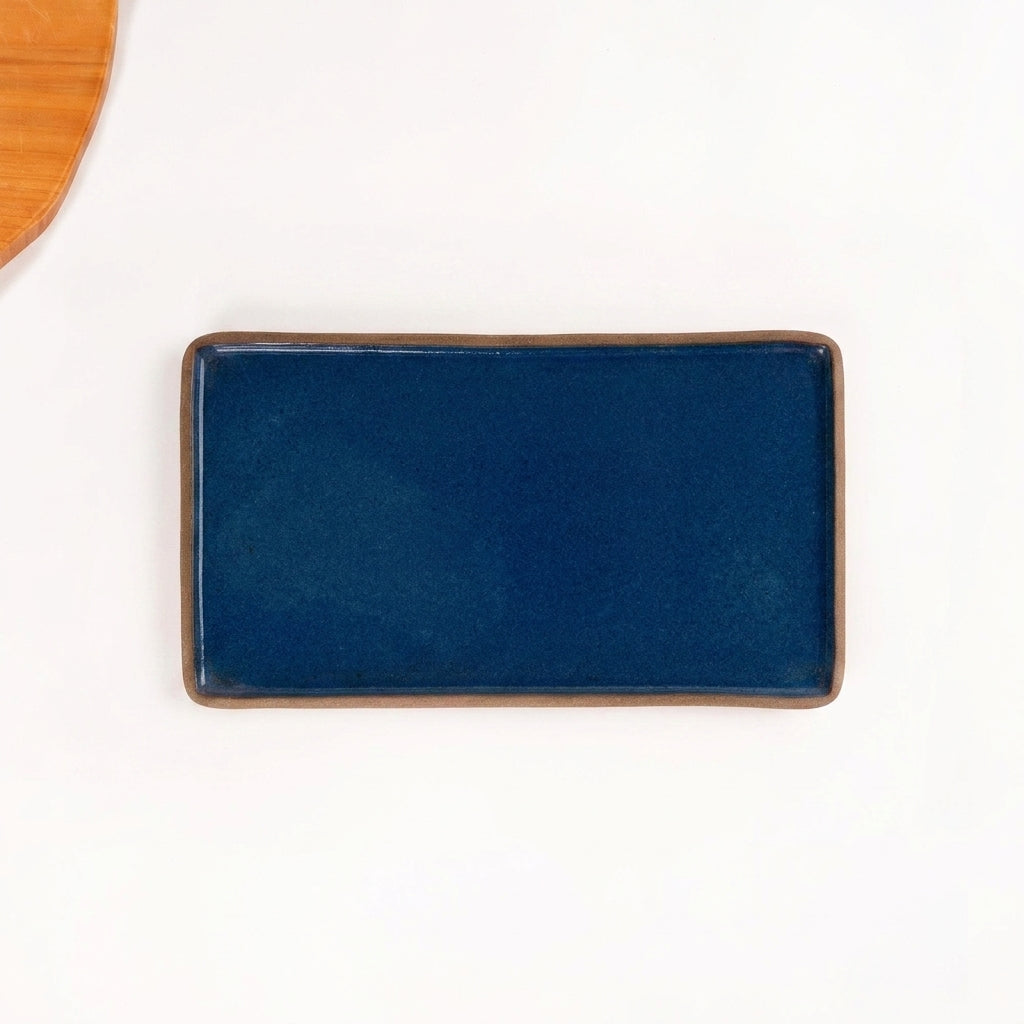 Travessa Retangular em cerâmica artesanal — tamanho 24CM x 13CM, argila Cappuccino, esmalte Lazuli