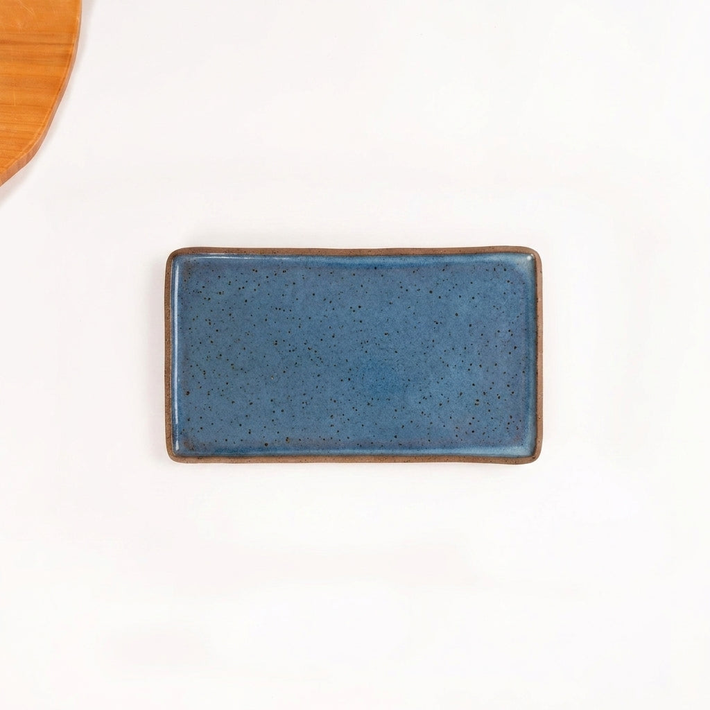 Travessa Retangular em cerâmica artesanal — tamanho 24CM x 13CM, argila Flocos, esmalte Azul Safira