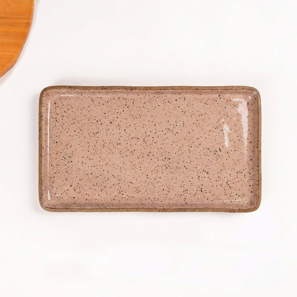 Travessa Retangular em cerâmica artesanal — tamanho 24CM x 13CM, argila Flocos, esmalte Nude