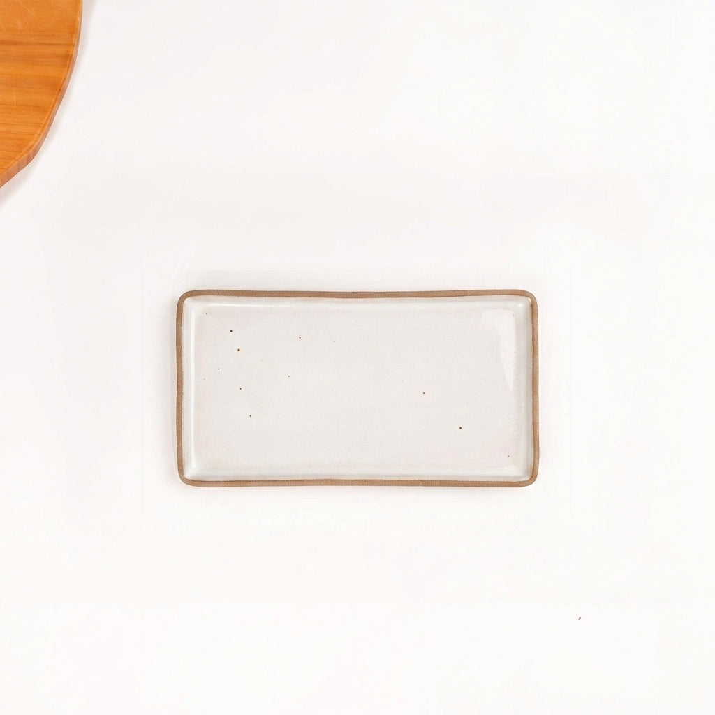 Travessa Retangular em cerâmica artesanal — tamanho 28CM x 15CM, argila Cappuccino, esmalte Branco AMME