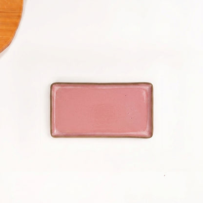 Travessa Retangular em cerâmica artesanal — tamanho 28CM x 15CM, argila Cappuccino, esmalte Rosa Barbie