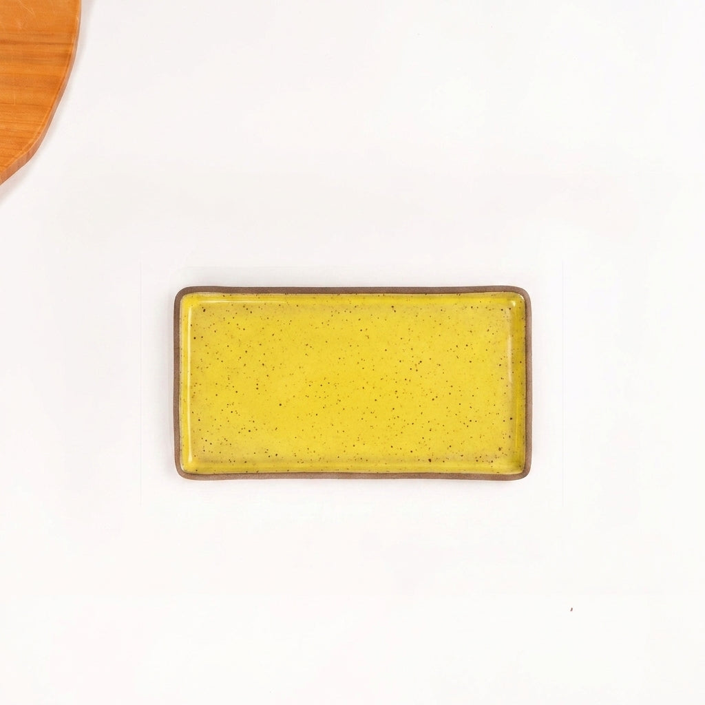 Travessa Retangular em cerâmica artesanal — tamanho 28CM x 15CM, argila Flocos, esmalte Amarelo Intenso