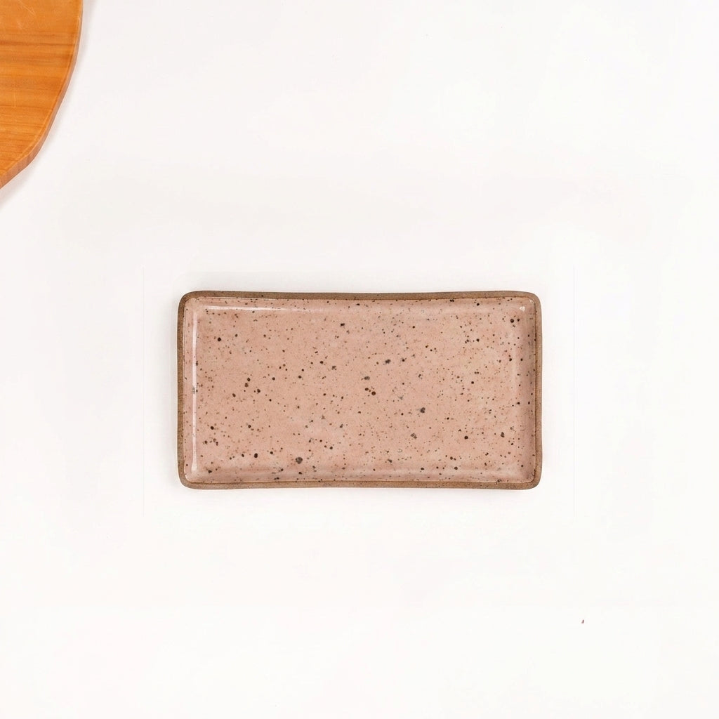 Travessa Retangular em cerâmica artesanal — tamanho 28CM x 15CM, argila Flocos, esmalte Nude