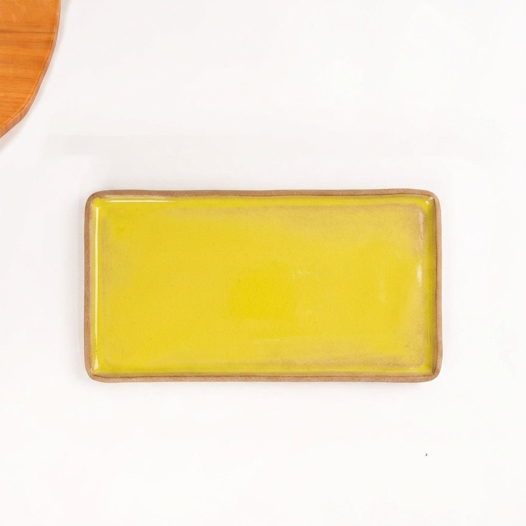 Travessa Retangular em cerâmica artesanal — tamanho 32CM x 17CM, argila Cappuccino, esmalte Amarelo Intenso
